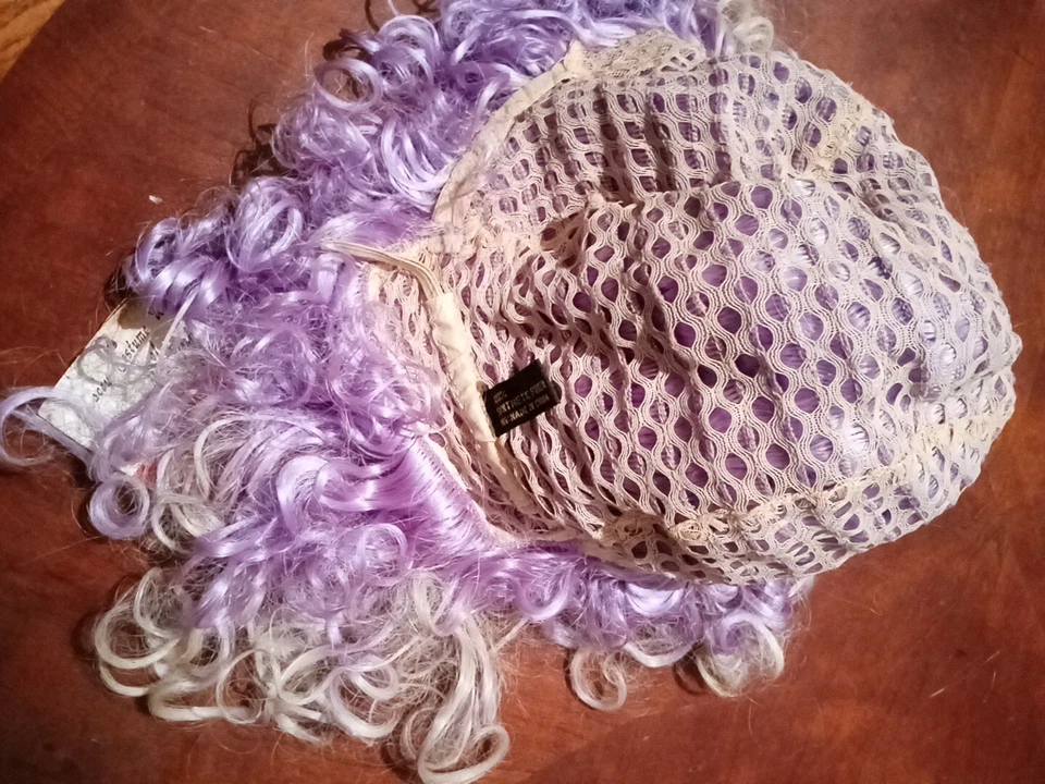 Peluca Disfraz Lacey de Colección Nueva York - Violeta con Puntas Grises NUEVA VINTAGE. da Foto 3 de 4