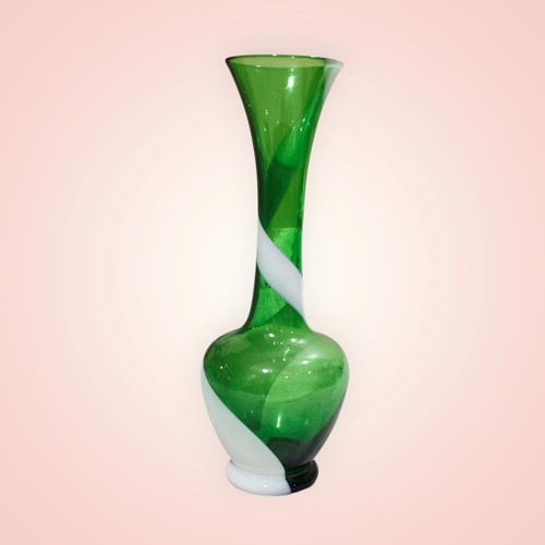 Jarrón de vidrio artístico vintage de 8" MCM verde esmeralda blanco remolino - Imagen 2 de 6