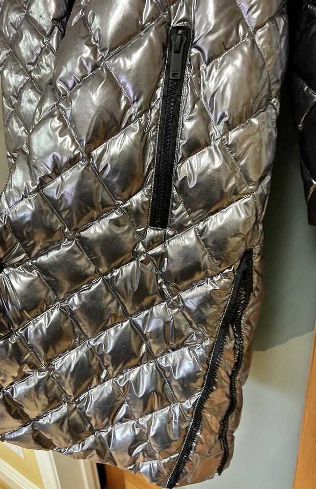 Abrigo acolchado largo con capucha para mujer Dkny con tirantes interiores XL en peltre Foto 3 de 4