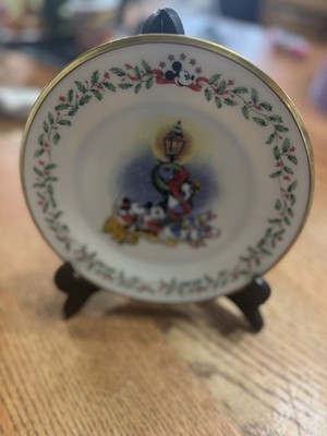 Lenox Holiday Plate A Carolin' We Go Mickey & Minnie Mouse Holly Berry Border