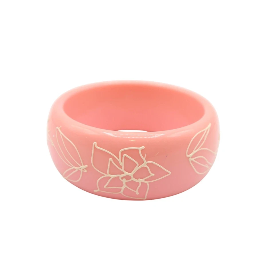 Brazalete Floral Acrílico Rosa con Remolino Elevado Blanco y Detalles Florales Foto 2 de 4