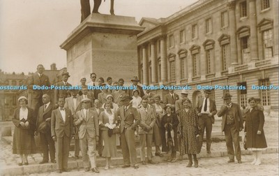 R018434 Alte AK Menschen in der Nähe des Denkmals