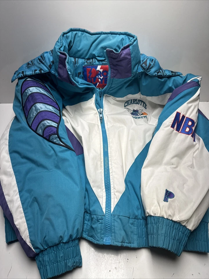 Abrigo de Jugador Profesional Charlotte Hornets Años 90 NBA Baloncesto Grande DE COLECCIÓN Foto 3 de 4