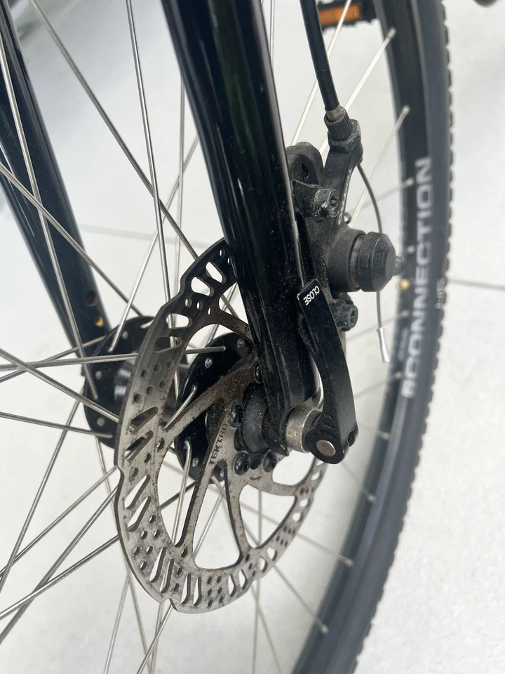 Bicicleta híbrida Trek com suspensão dianteira e câmbio de aderência. Precisa de pneus - Imagem 4 de 4