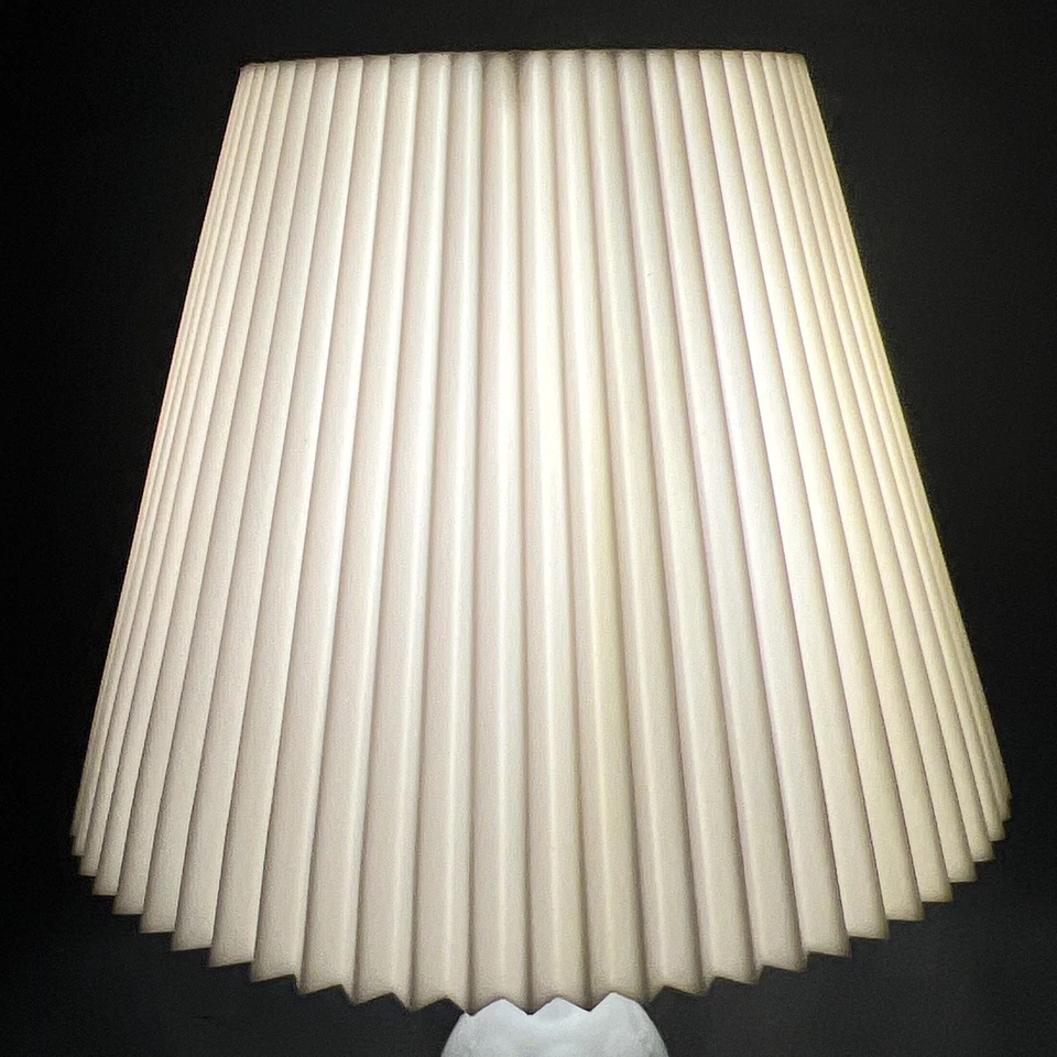 Lámpara de mesa vintage de vidrio esmerilado cuerpo con cuentas blancas pantalla plisada base cromada dorada Foto 2 de 4