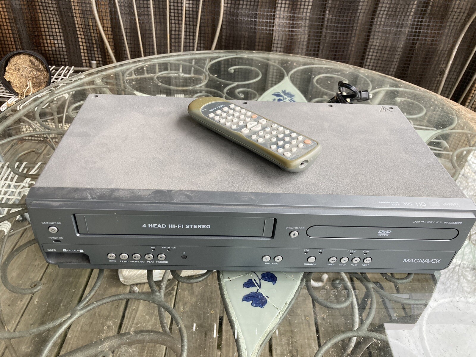 Magnavox DV225MG9 DVD/VCR Combo Player Gray W/ Remote Tested And