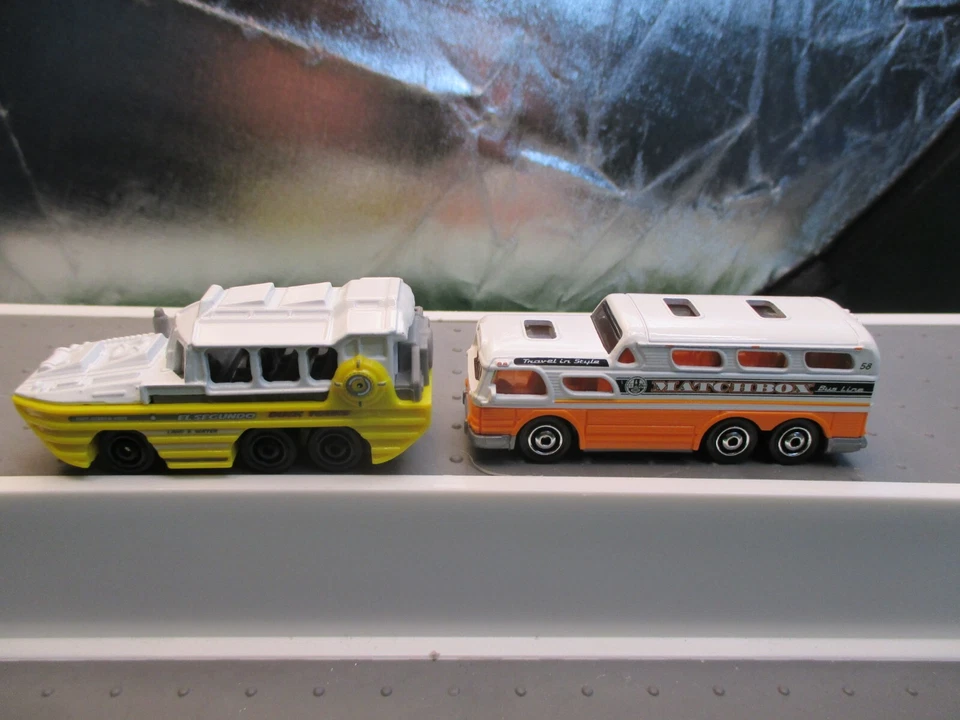 matchbox scenic cruiser GMC bus and duk- duk with plastic display box - Image 2 of 4