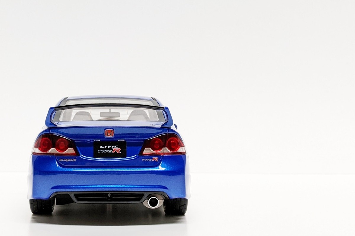 OttO Mobile / Kyosho 1:18 Honda Civic Type R (FD2) in Vivid