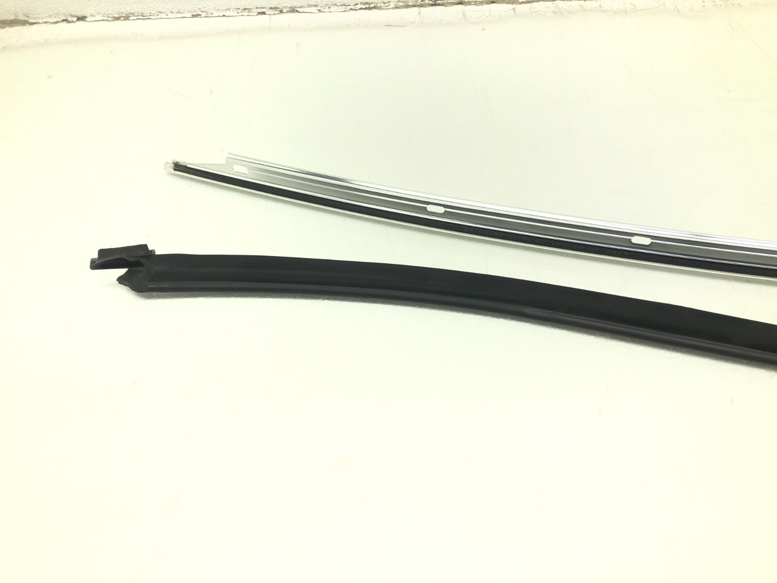 2017-2020 MASERATI LEVANTE RIGHT PASSENGER SIDE UPPER DOOR ROOF DRIP MOLDING OEM