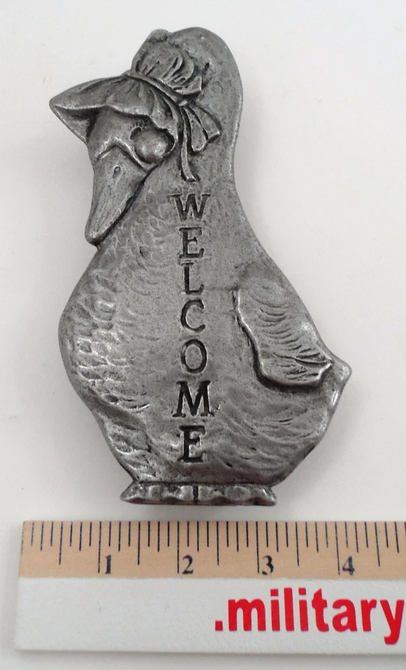 Aldaba de puerta figural de bienvenida a la madre ganso de 7" de altura Carson Pewter con capó Foto 4 de 4