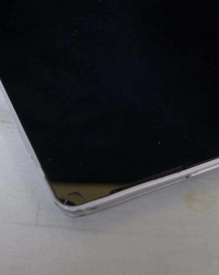 Microsoft Surface pro 3, 13",Silver, i5, 8GB, 256GB- Struck on surface logo - Image 2 of 4