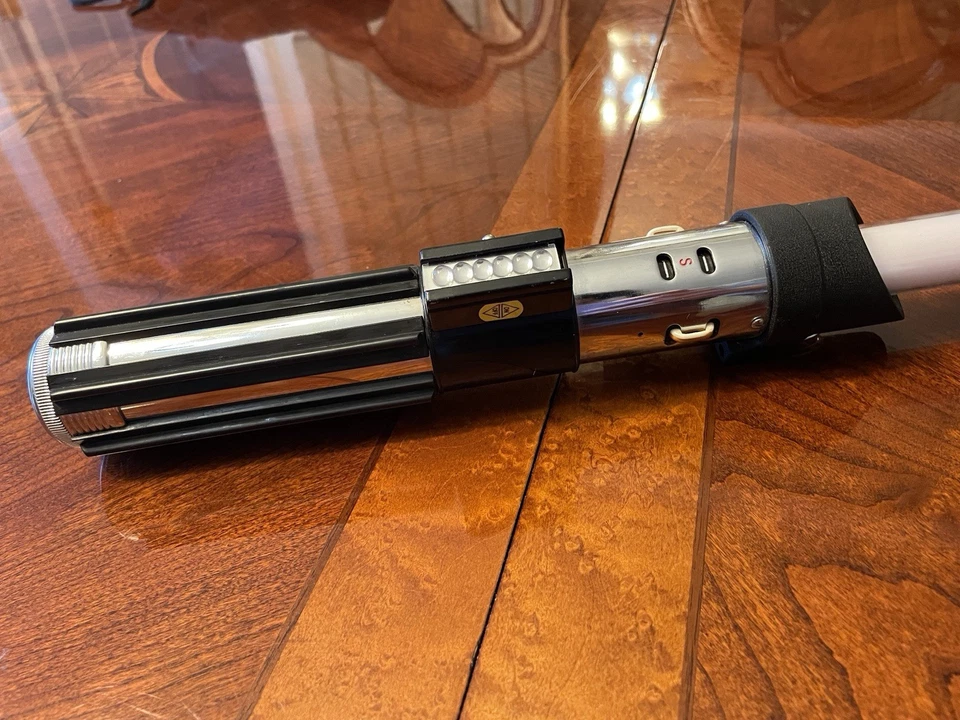 Katana futurista de fibra de carbono de ciencia ficción con hoja de acrílico y LED rojo brillante Foto 3 de 4