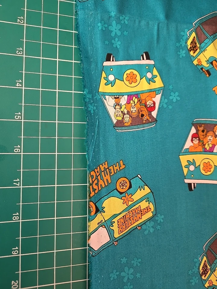 Máquina misteriosa de tela Scooby Doo Van Shaggy Gang Apparel acolchado algodón 1 yarda Foto 4 de 4