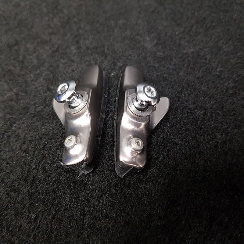 Patins Shimano Dura Ace N.O.S Ref 126 en gomme noire pour étrier de vélo vintage