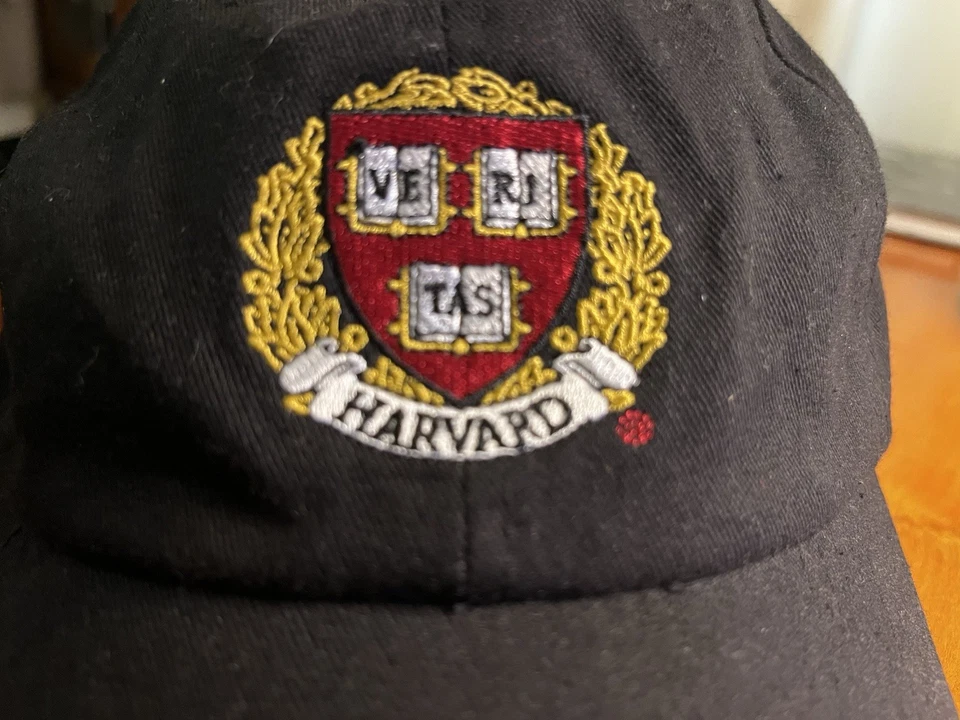 Gorra de colección Harvard Veritas Crest Snapback ajustable negra bordada. Foto 2 de 3