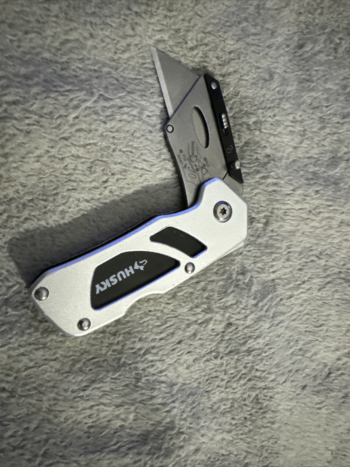 Husky COMPACT FOLDING LOCK-BACK UTILITY KNIFE QUICK-CHANGE BLADE Aluminum Handle
