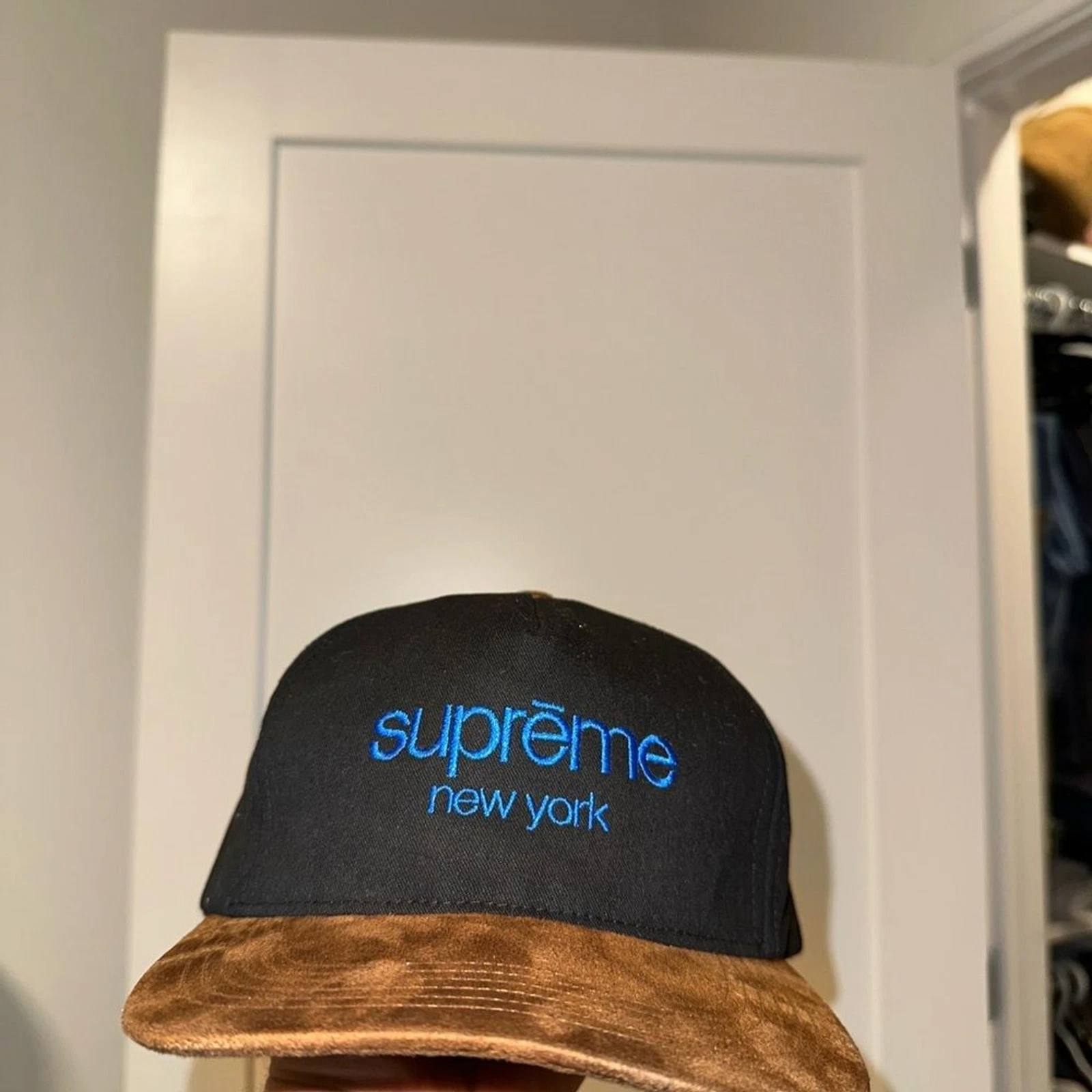 Casquette Supreme noire et marron avec logo bleu