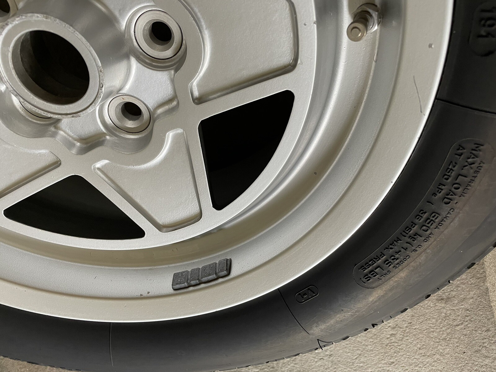 Ferrari 308 GTSi Wheel and Tire Combo 117000 TRX Metric Tire