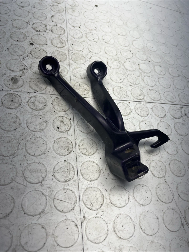 2002 Suzuki GSXR600 passageiro traseiro esquerdo pedestal e suporte OEM - Imagem 2 de 4