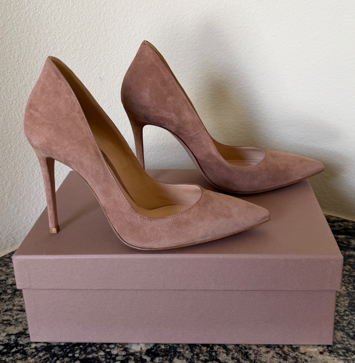 NWB Gianvito Rossi Ellipsis Suede Pumps - Praline (Size 39.5 EU