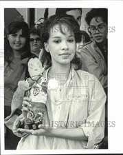 1984 Press Photo Maria Rubio holds her Boy George doll at Q Records & Tapes