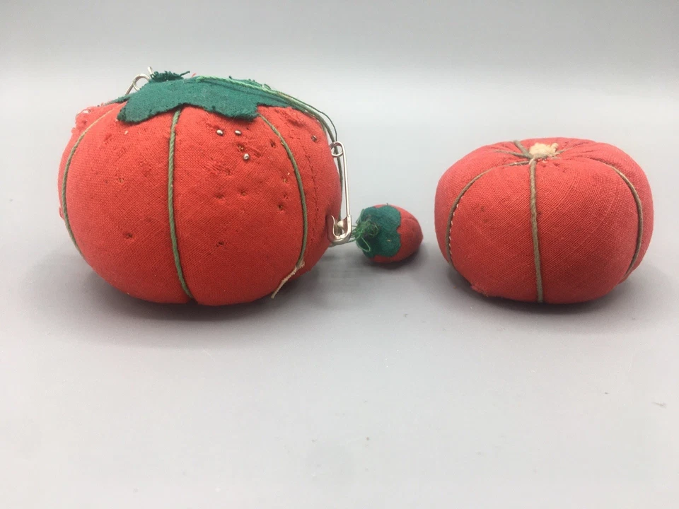 2 cojines de aguja de coser de tomate rojo uno con fresa y alfileres de colección Foto 4 de 4