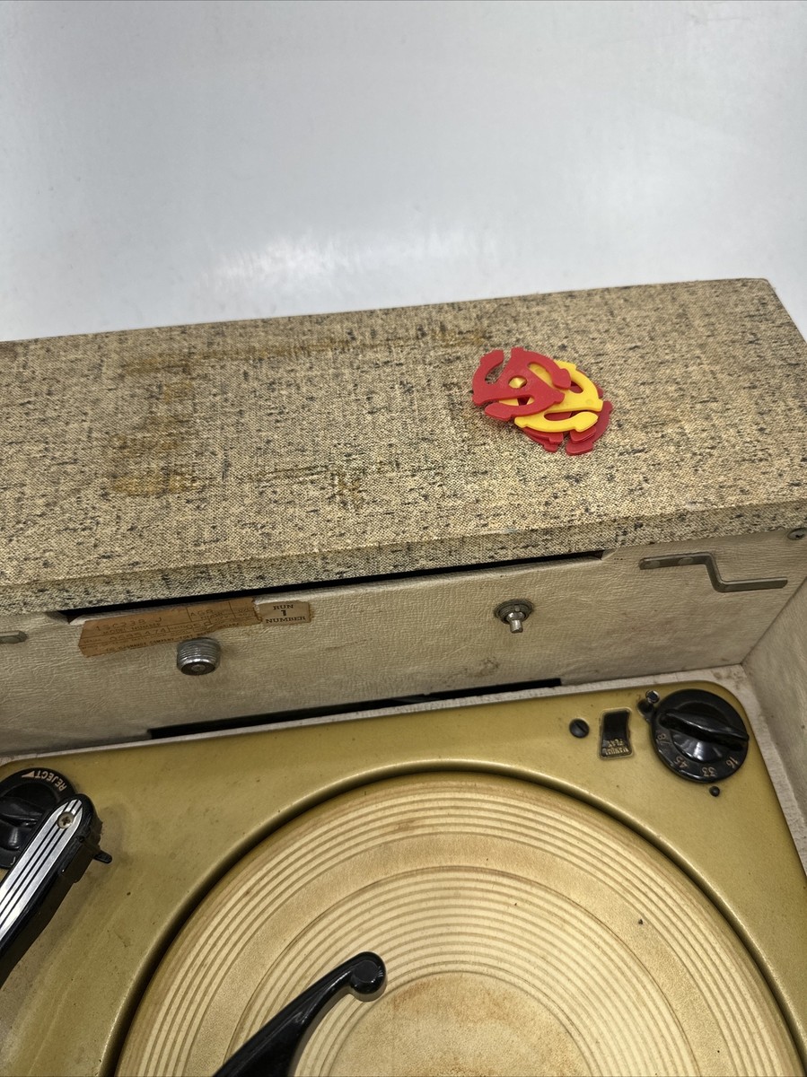 VINTAGE MAGNAVOX PORTABLE TUBE STEREO SUITCASE RECORD PLAYER