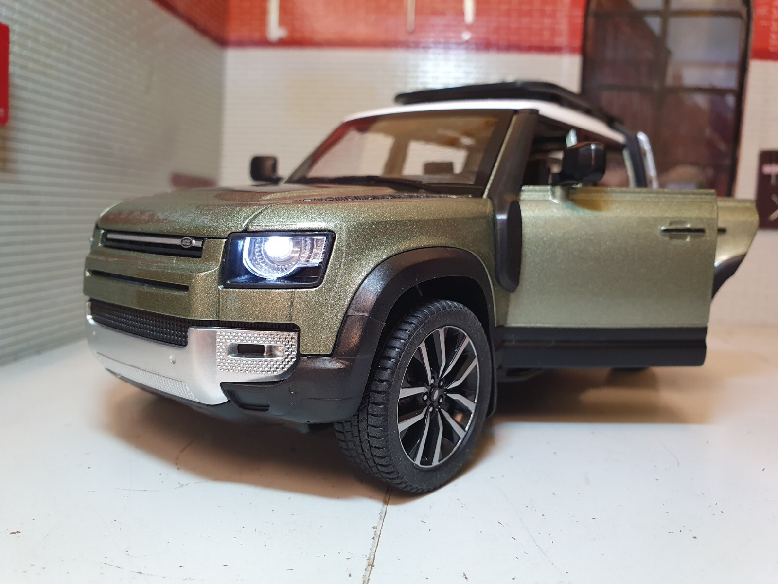 Land Rover Defender 110 2022 Pangea Green 1:24 Scale Diecast Model Car Lights