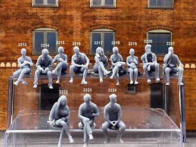 1:64 Figures  - Resin / unpainted - For Dioramas #526 Miniature Figures 164 Fig