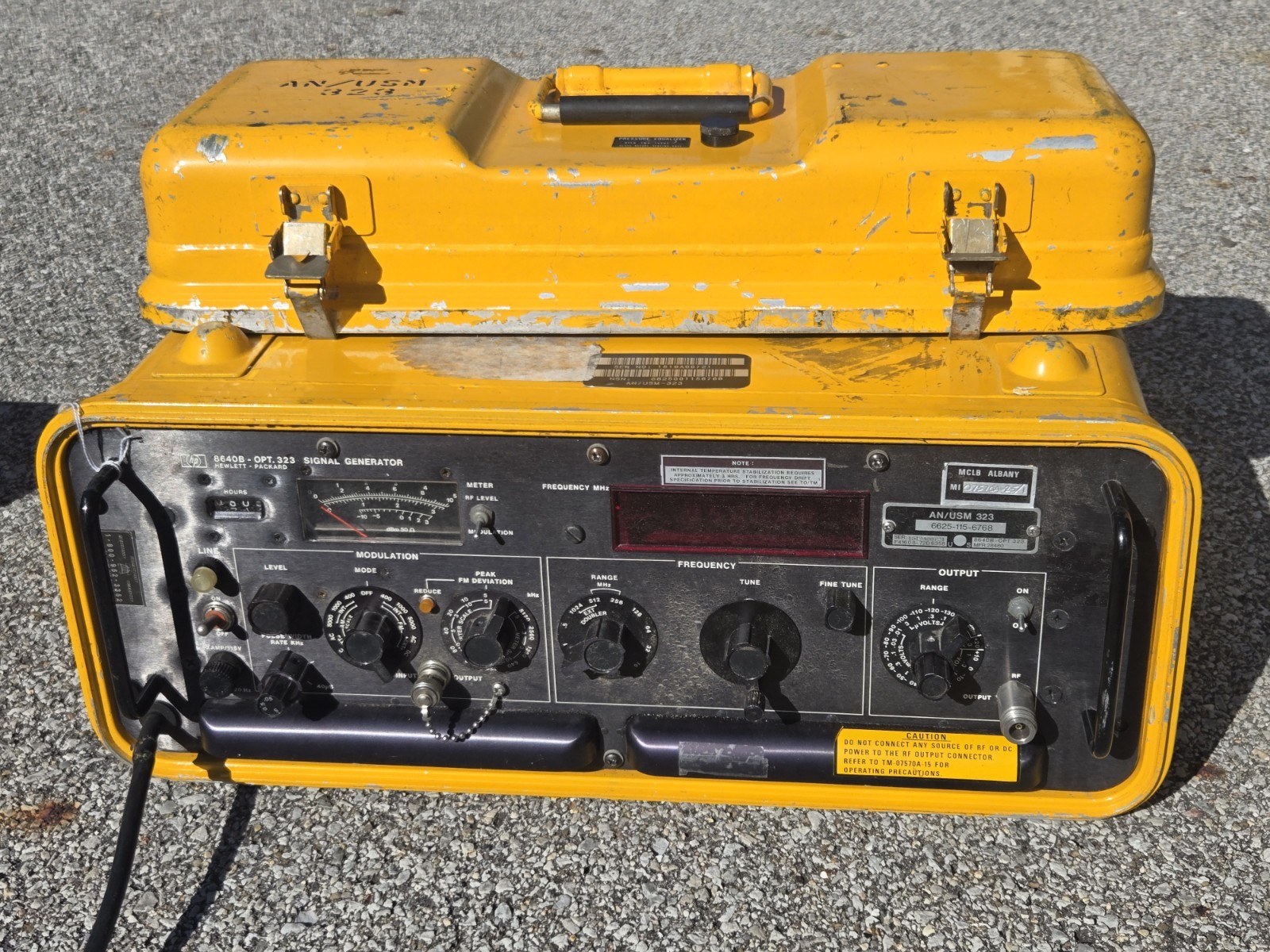 Hewlett Packard 8640B AM/FM RF Signal Generator AN 323