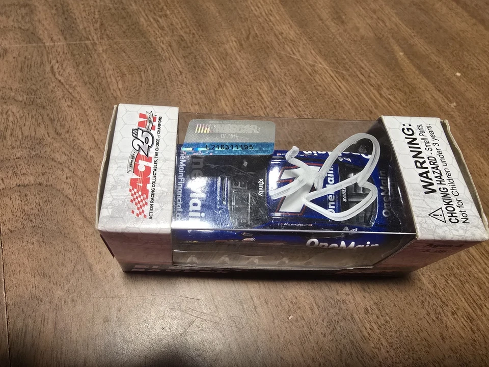 Elliott Sadler #1 One Main Financial 2017 autografado - Imagem 2 de 4