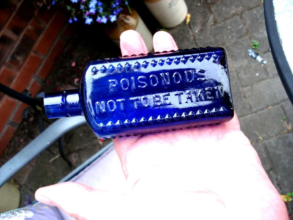 VERY  RARE INFIRMARY  ! HOB NAIL 3oz  POISON BOTTLE - Image 1 of 4
