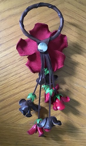 Handgefertigte Echtleder Rose Blume mit Druckknopfschlaufe Taschenanhänger in ROT - Bild 2 von 3