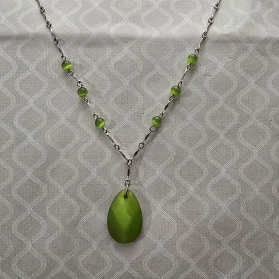 Avon Nina Ricci Green Apple Station Necklace Cats Eye Bead Teardrop Pendant VTG