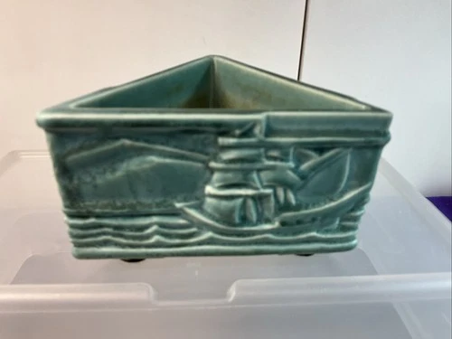 RARE ROOKWOOD POTTERY TRIANGLE VASE, 1930. BUILD NUMBER 6192., CHIPED. (1209)