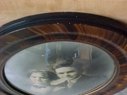 antique oval gesso tiger oak wood bubble glass picture frame 22x18 inch - Picture 5 of 13