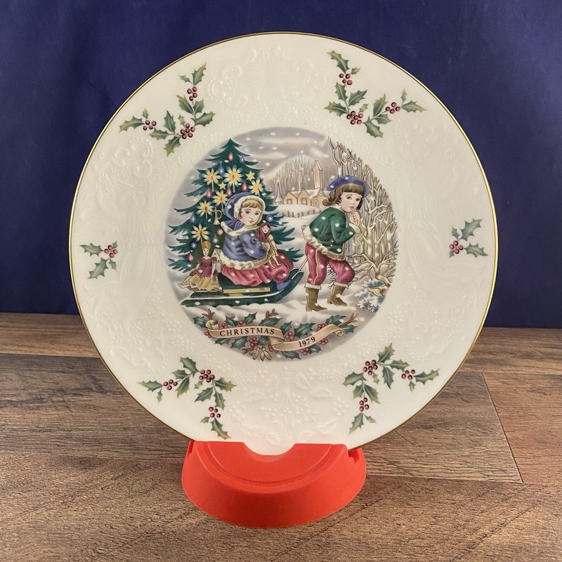 VINTAGE ROYAL DOULTON Christmas Plate 1979 CHILDREN SLEDDING 3RD IN SERIES