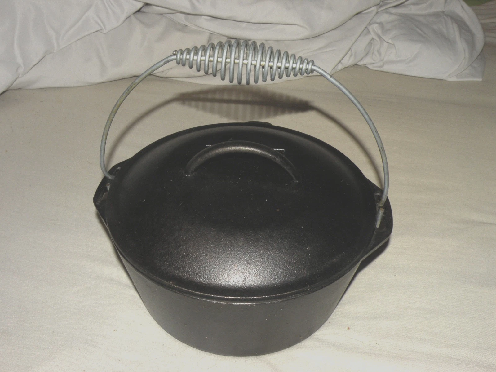 Lodge USA 8DO Cast Iron 8 Quart Camp Dutch Oven with Lid & Bail Handle 2013 NOS
