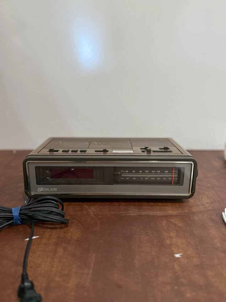 Vintage Sears AM/FM Dual Alarm  Radial Dial Battery Back Up Clock Radio - Image 2 of 4