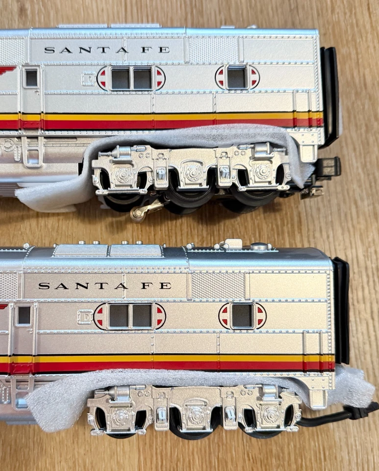 K-Line Lionel 0/027 gauge Santa Fe Diesel Locomotives #10 & #11 - NEW - Image 3 of 4