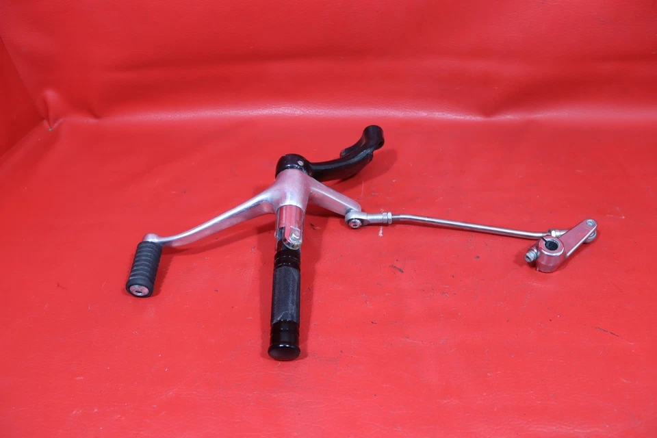 Harley-Davidson Sportster 1200 2009 personalizado XL1200C controles delanteros clavijas de piloto Foto 3 de 4