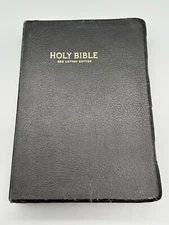 Holy Bible Red Letter Edition Self Pronouncing Edition Illustrated World Publish