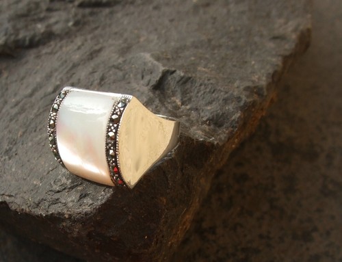 Ring 925 Silber breit Perlmutt weiß 12x großer Markasit WHITE ELEGANCE 55/17,5 - Picture 3 of 5