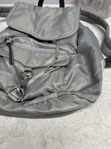 Mochila de nailon Rebecca Minkoff masilla plateada bolsillos medianos con cremallera Nordstrom - Imagen 19 de 24