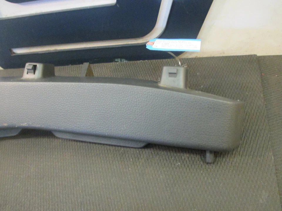 Suzuki Aerio SX 2005 camioneta lado izquierdo del conductor cubierta de privacidad panel de montaje moldura Foto 3 de 4