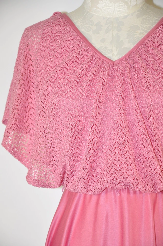 70s Vintage Pink Poly Jersey Eyelet Lace Draped Batwing Sleeve Boho Cape Dress S - Image 4 of 4