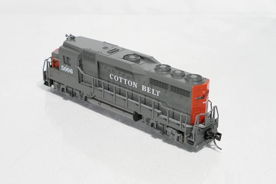 Atlas 4710 N Scale DC Diesel Locomotive Cotton Belt 5006 EMD GP30 - Image 2 of 3
