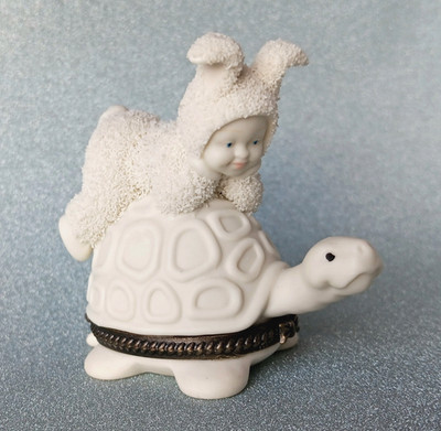 Snowbabies ''PIGGYBACK?'' Bunny baby riding turtle Hinged Trinket Box -Dept 56