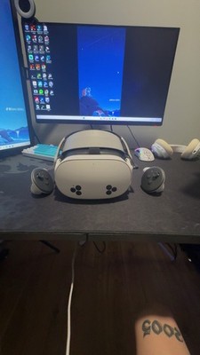 Meta Quest 3s  White Standalone VR Headset with Controllers