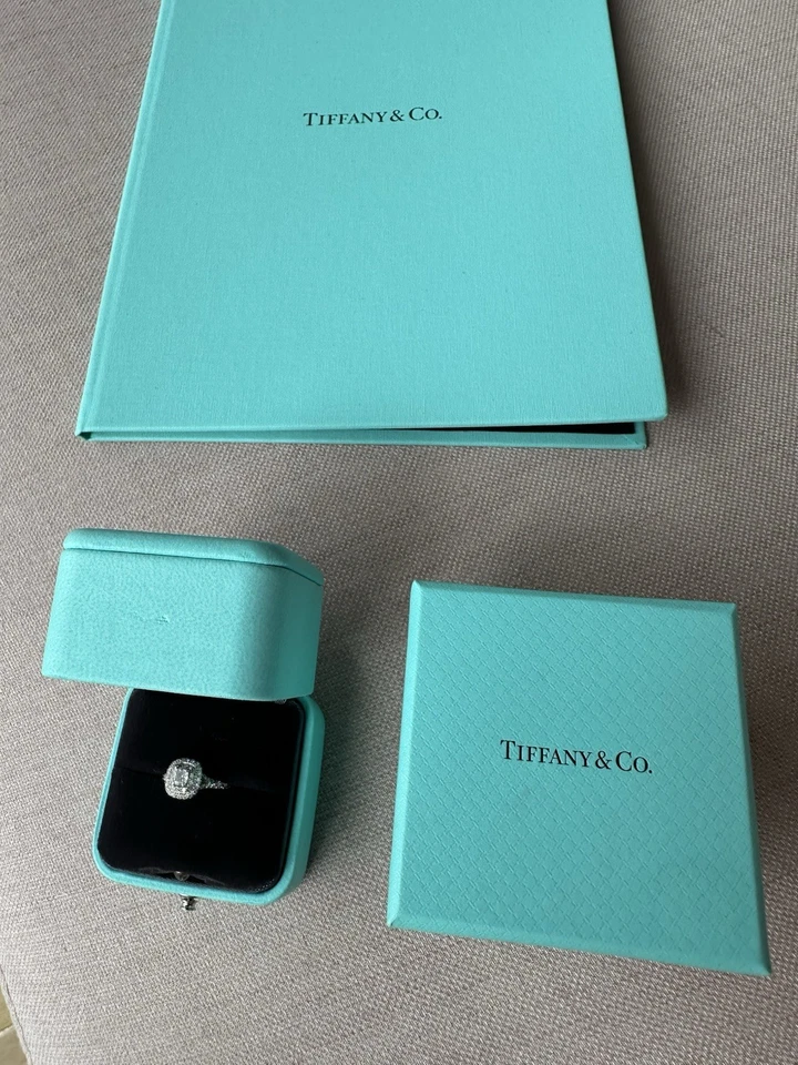 Anel de noivado Tiffany's Solitare platina almofada de Paris! - Imagem 2 de 4